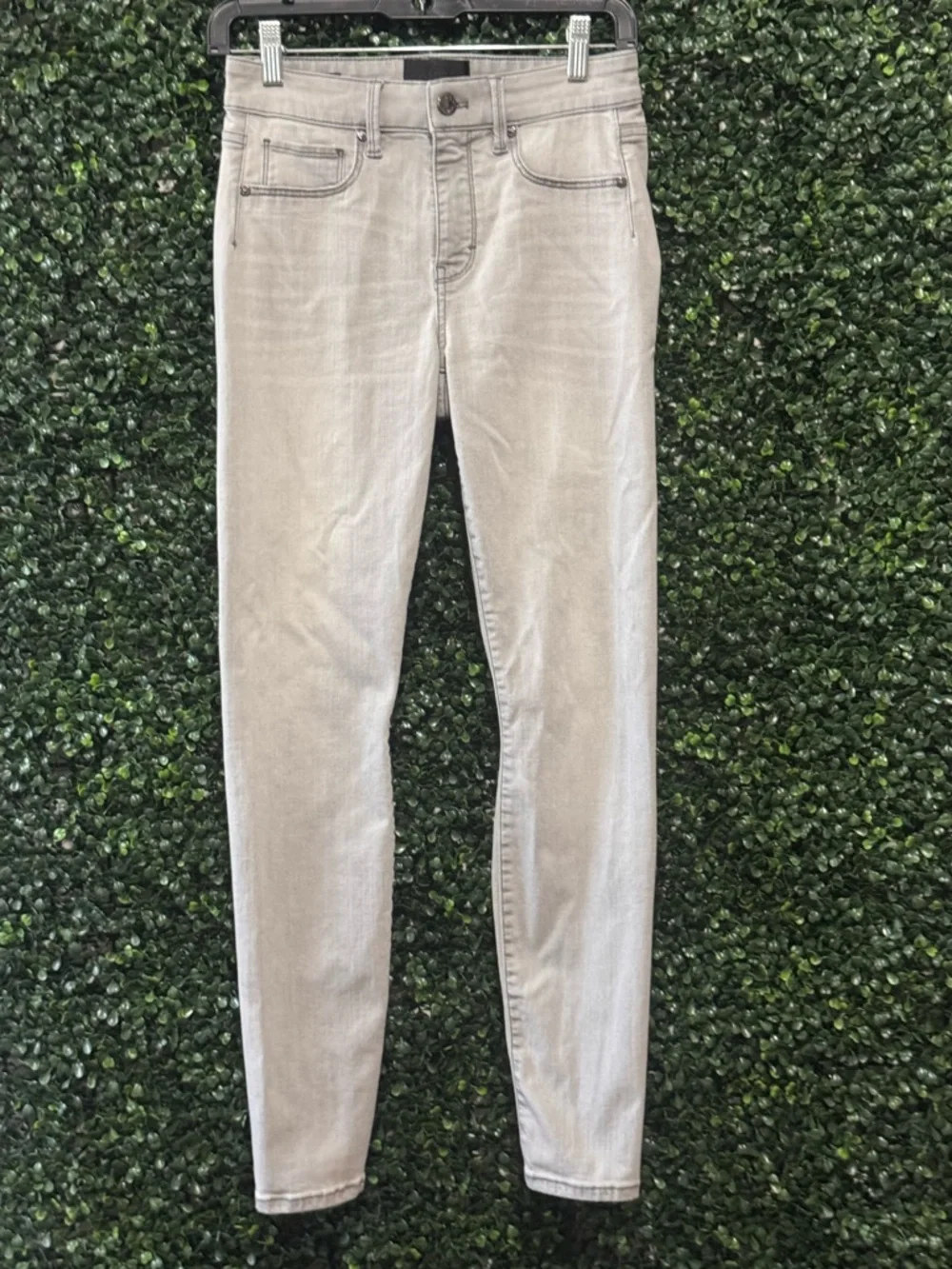 WHBM HIGH-RISE DENİM LEGGING
JEANIE DENIM IN GRAY CHARCOAL WASH - Picture 4 of 16